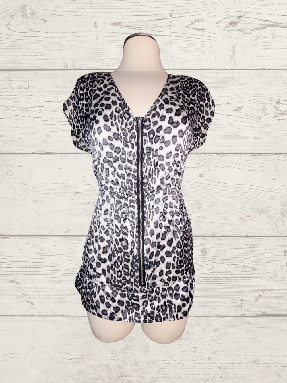 100% Silk Snow Leopard Print Walter Tunic Top Gray Cap Sleeve S
